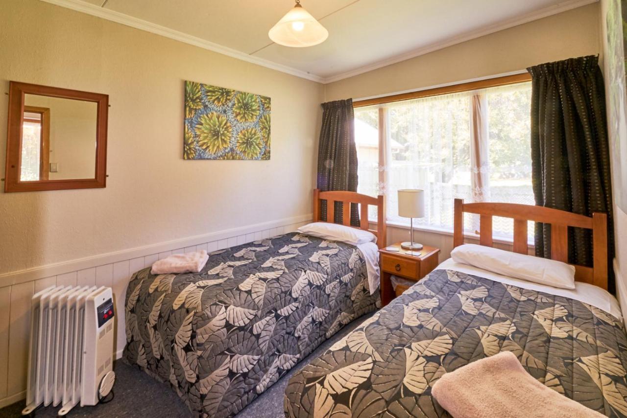 Accommodation Fiordland The Bach - One Bedroom Cottage At 226B Milford Road Te Anau Esterno foto